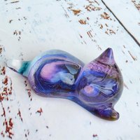 Galaxy Kätzchen Aus Resin - Transparente Epoxidharz Katzenfigur in Petri-Technik Blau Und Lila Space Look Sternennebel Weltall von RedsResinKunst