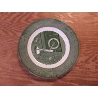 Koloniale Gehöfe Von Royal Bread & Butter Plate Unterglasur "Circa 1750" Made in U S A Ausgezeichnetem Zustand von Redstone2020