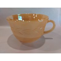 Fire King Teacup Pfirsich Lusterware Weizen Muster Milchglas Kaffeetasse in Hervorragendem Zustand Glänzend Und Schön von Redstone2020
