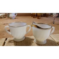 Fire King "Golden Jubiläum" Swirl Pattern Milchglas Sahne & Zucker Set Mid Century Super Zustand von Redstone2020