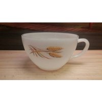 Fire King Von Anchor Hocking Goldene Weizen Muster Milchglas Tee/Kaffeetasse/Becher von Redstone2020