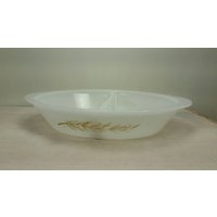 Glasbake Geteilte Auflaufform Mid Century Golden Grain Transfer Milchglas in Ausgezeichnetem Zustand von Redstone2020