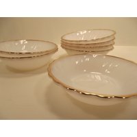 Suburbia Dessert-Schüssel/Beerenschüssel Anchor Hocking Scalloped Edge Spirale Milchglas Goldrand So Pretty in Ausgezeichnetem Zustand von Redstone2020