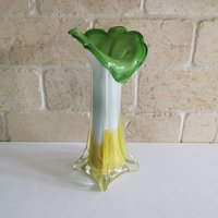 Vintage Grüner Jack in Der Kanzelvase, Grün Weiß Gelb Glas Handgeblüht Gezogene Unmarkierte Murano-stil Knospenvase von Reemredroon