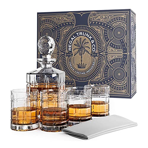 REGAL TRUNK & CO. Whisky-Dekanter-Sets | 4 quadratische gravierte Becher Whisky-Dekanter & Glas-Set | Kristall-Dekanter-Set Bourbon und Scotch | Kommt in Geschenkbox und mit Glaspoliertuch von Regal Trunk & Co.