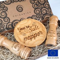 Maßgeschneiderte Salz - Und Pfeffermühle + Stützplatte. Pfefferstreuer Aus 100 % Holz. Perfektes Geschenk Für Paare. Lasergravur von Regalo4u