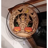 Halloween Holzscheibe Am Metallring, Halloween-Deko, Hexenhaus Mit Kürbissen Halloween Holzscheibe Am Metallring, Halloween-Deko, Hexenhaus Mit Kürbissen von Regenbogenmond