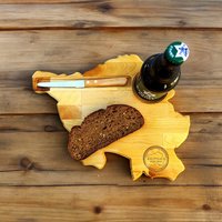 Saarlandbrett Stubbi Edition Mit Gravur | Frühstücksbrett Aus Holz Bierflaschen-Aussparung Geschenk Saarland Heimatliebe Saarlandbrett Stubbi Edition Mit Gravur | Frühstücksbrett Aus Holz Bierflaschen-Aussparung Geschenk Saarland Heimatliebe von RegioBrett