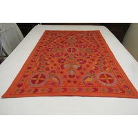 Wandbehang Suzani, Handgemachte Tischdecke, Seidenstickerei, Handarbeit, Seidenstickerei Auf Baumwolle Zustand, 4'7 Feet X 3'3 Feet, No821 von RegionalDesigns