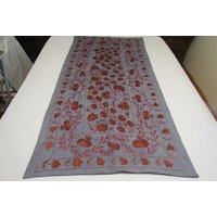 Wandbehang Suzani, Handgemachte Tischdecke, Seidenstickerei, Handarbeit, Seidenstickerei Auf Baumwolle Zustand, 5'8 Fuß X 2'9 Fuß, No774 von RegionalDesigns