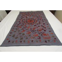 Wandbehang Suzani, Handgemachte Tischdecke, Seidenstickerei, Handarbeit, Seidenstickerei Auf Baumwollzustand, 4'6 Fuß X 2'8 Fuß, No750 von RegionalDesigns