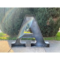 Jumbo Mid Century Channel Letter A, Kostenloser Us-Versand Jumbo Mid Century Channel Letter A, Kostenloser Us-Versand von RehabVintageLA