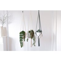 Moderne Makramee Pflanzenampel | Umweltfreundliche Recycelte Baumwolle Wohndekor Pflanzenzubehör Individualisierbar Boho Skandinavisch von RehiaStudio