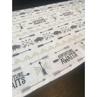 Das Abenteuer Erwartet Den Büffelpfeile Läufer. 12"x42 Tischläufer. Couchtisch, Fussbankauflage, Beistelltisch, Couchtisch Beistelltisch von ReidBabyBlankets