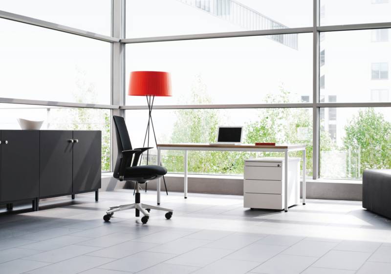 Reiss Schreibtisch Standard mit fester Höhe von Reiss