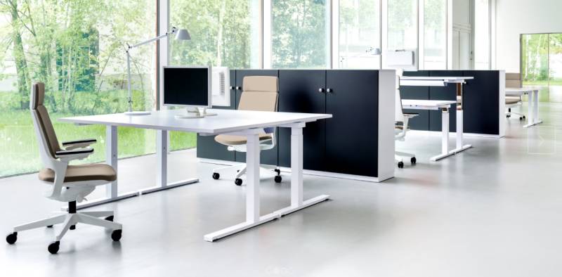 Schreibtisch ECO N2 mit optional manueller Höhenverstellung von Reiss