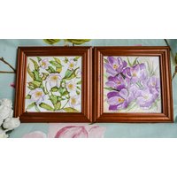 Zwei Hübsche Florale Handbemalte Signierte Fliesen Montiert, Fertig Zum Aufhängen Zwei Hübsche Florale Handbemalte Signierte Fliesen Montiert, Fertig Zum Aufhängen von ReiverVintage