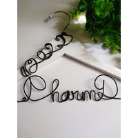 Geschenk Für Apotheker-Graduierter Benutzerdefiniertes Finish & Text Pharmd Kleiderbügel Mit Jahr Geschenk Für Apotheker-Graduierter Benutzerdefiniertes Finish & Text Pharmd Kleiderbügel Mit Jahr von RelaxingRecoveries