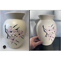 Mccoy Spring Wood Vase, Rosa Hartriegelblumen, Matt Cremefarben, 24 cm, Circa 1960Er Jahre von RelicLode