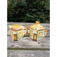 1940Er Jahre Vintage Keele Street Pottery Thatched Cottage Creme Und Zucker von RelicVintageUK