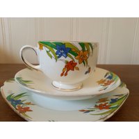 Vintage-Teetassen-Untertassen-Set in Fuchsia-Blumen - Und Freesia-Art-Déco-Optik von RelicVintageUK