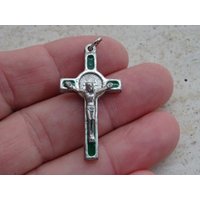 Religiöses Antikes Versilbertes Emailliertes Kruzifixanhängerkreuz Heiliger Jesus Christus Und Der Heilige Benedikt. | L 6 Religiöses Antikes Versilbertes Emailliertes Kruzifixanhängerkreuz Heiliger Jesus Christus Und Der Heilige Benedikt. | L 6 von Religious