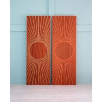 Gravierte Sunburst Holzwandbehänge - Regale Aus Recyceltem Teakfurnier Orange Oder Natürliches Inlay Cnc Bearbeitet Mitte Des Jahrhunderts G-Plan von RemadeRetroStudio