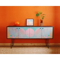 Mondphasen Digitales Glitch Art Sideboard, Viertürig Auf Haarnadel Beinen - G Plan Schrank Credenza Plattenschrank Bestellung von RemadeRetroStudio