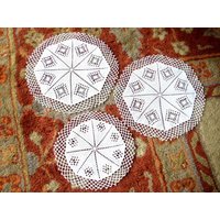 Deckchen Doilies Tischläufer Schal Matched Set 3 Weiße Hand Gehäkelte Häkelspitze von RenaissanceProfessor
