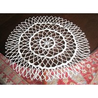 Deckchen Hand Gehäkelte Spitze Kommode Läufer Büro Schal Baumwolle Tischdecke Crisp Ecru Mit Gurtband von RenaissanceProfessor