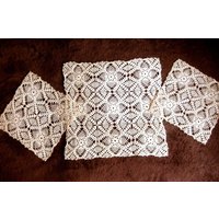 Deckchen Handgehäkelt Spitze Läufer Schal Baumwolle Tischdecke Pines Square Trio von RenaissanceProfessor
