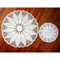 Deckchen Handgehäkelte Spitze Kommode Läufer Schal Baumwolle Tischdecke Gänseblümchen Sterne Paar Deckchen Handgehäkelte Spitze Kommode Läufer Schal Baumwolle Tischdecke Gänseblümchen Sterne Paar von RenaissanceProfessor