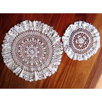 Deckchen Handgehäkelte Spitze Kommode Läufer Schal Baumwolle Tischdecke Weiss Rüschen Paar von RenaissanceProfessor