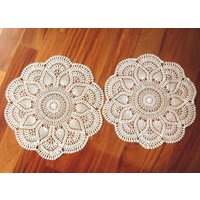 Doily Dresser Läufer Schal Gehäkelte Baumwolle Häkelspitze Ecru Ananas Motiv Set 2 von RenaissanceProfessor