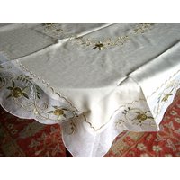 Nip Tischdecke Vintage Aber Neue Unbenutzte Vermont Bestickte Seide & Goldgrün Erhabene Blumen von RenaissanceProfessor