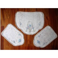 Runner Vintage Gestickte Blumen Kommode Nosegay Körbe Linen Lace Dresser Set 3 von RenaissanceProfessor