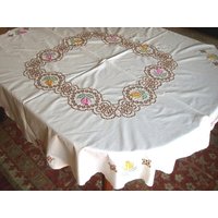 Tischdecke Vintage Deep Pastell Und Braune Blumen Gestickt Auf Creme Runde Oval Tuch von RenaissanceProfessor