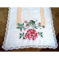 Tischläufer Vintage Leinen Bestickt Wunderschöner Kreuzstich Rote Rose von RenaissanceProfessor