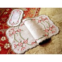 Vintage Bestickter Leinen Tischläufer Ecru Orange Blumenkranz, Spitzenborte Vintage Bestickter Leinen Tischläufer Ecru Orange Blumenkranz, Spitzenborte von RenaissanceProfessor