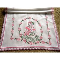Vintage Bestickter Leinen Tischläufer Pink Belle Spitzenborte von RenaissanceProfessor