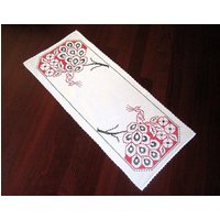 Vintage Leinen Tischläufer Gestickter Pfau Kreuzstich Vintage Leinen Tischläufer Gestickter Pfau Kreuzstich von RenaissanceProfessor