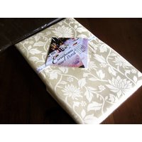 Vintage Unbenutzte Tischdecke Damast Cremige Off White Curl Blumen 84 "Noch Neu in Der Verpackung von RenaissanceProfessor