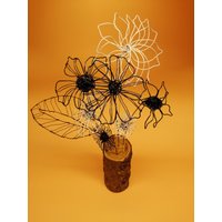 Drahtblumengesteck Schwarz & Weiße Blumenskulptur Im Holzscheit von RenataWireArt