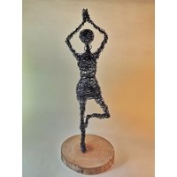 Yogini Drahtskulptur Gelassene Frau in Yoga Pose Auf Stabilem Holzständer Yogini Drahtskulptur Gelassene Frau in Yoga Pose Auf Stabilem Holzständer von RenataWireArt