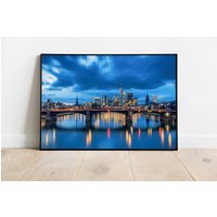 Wandbild Frankfurt Skyline in Der Nacht | Hochwertiger Posterdruck Matt Verschiedene Größen Tolle Wohnzimmer Deko Ohne Rahmen von ReneBergerFotostudio