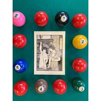 Massé Shot Zwei Frauen Spielen Pool Billard Druck von RenfieldsBooks