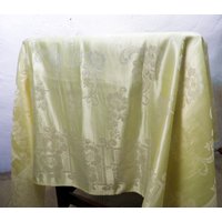 1950S Hellgelb Und Creme Floral Geprägte Tischdecke 53 Zoll X 51 Klassisch Traditionelle von Repsychological
