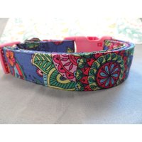 Funky Blumen-Mädchen-Hundehalsband, Regenbogenfarben Auf Blau von RescueMeCollars