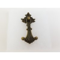 Massiver Bronze Schublade Knocker Schreibtisch Präsens Büro Griff Kolonial Revival Rolle Gebogen Guss Messing Schubladenknauf Teardrop Hängen von ReservedForRoyalty