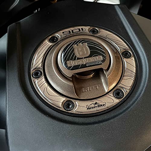 Resin Bike Aufkleber für Motorrad Kompatibel mit Husqvarna Norden 901 2022-2025 Tankdeckelschutz vor Stößen und Kratzern. 3D-Harzklebstoff - Stickers - Made in Italy Resin Bike Aufkleber für Motorrad Kompatibel mit Husqvarna Norden 901 2022-2025 Tankdeckelschutz vor Stößen und Kratzern. 3D-Harzklebstoff - Stickers - Made in Italy von Resin Bike